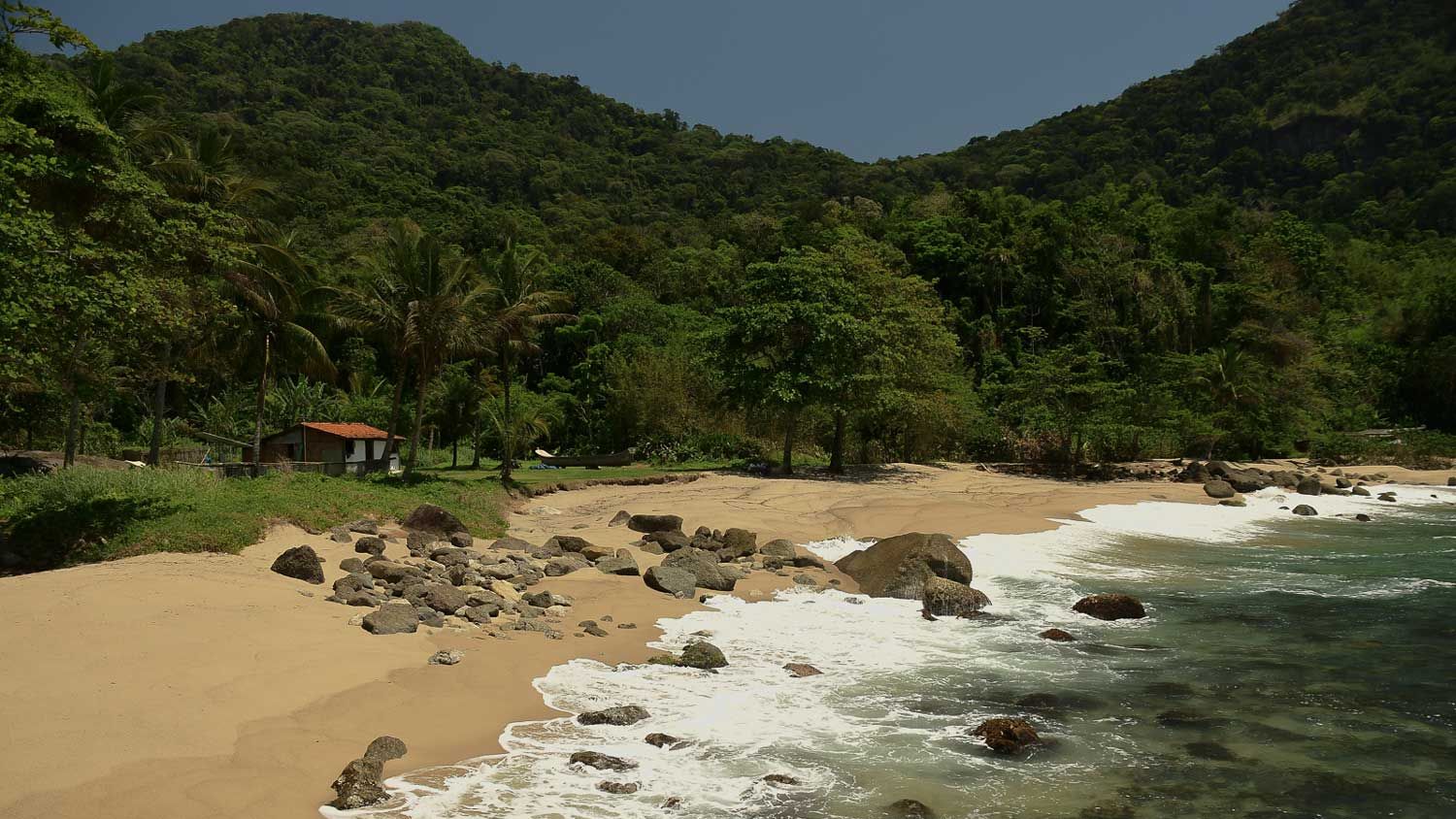 Ilhabela esconde praia paradisíaca após percurso intenso