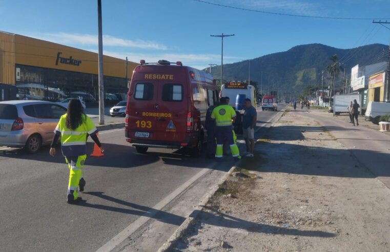 Carro e moto se chocam em Caraguatatuba: uma vítima com fratura grave.