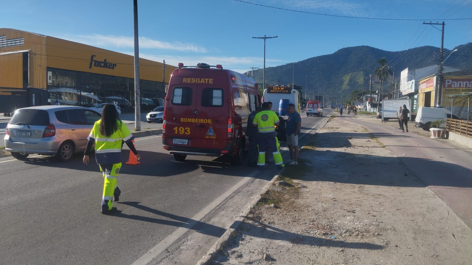 Carro e moto se chocam em Caraguatatuba: uma vítima com fratura grave.