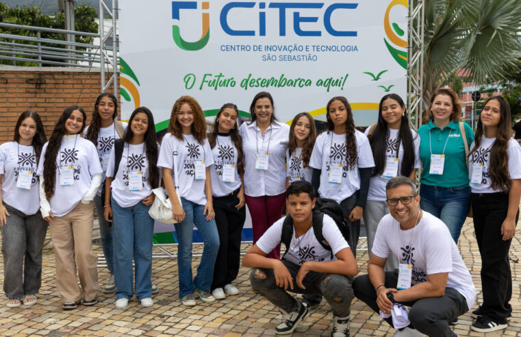 Vereadores do Parlamento Jovem se divertem enquanto escolas caiem