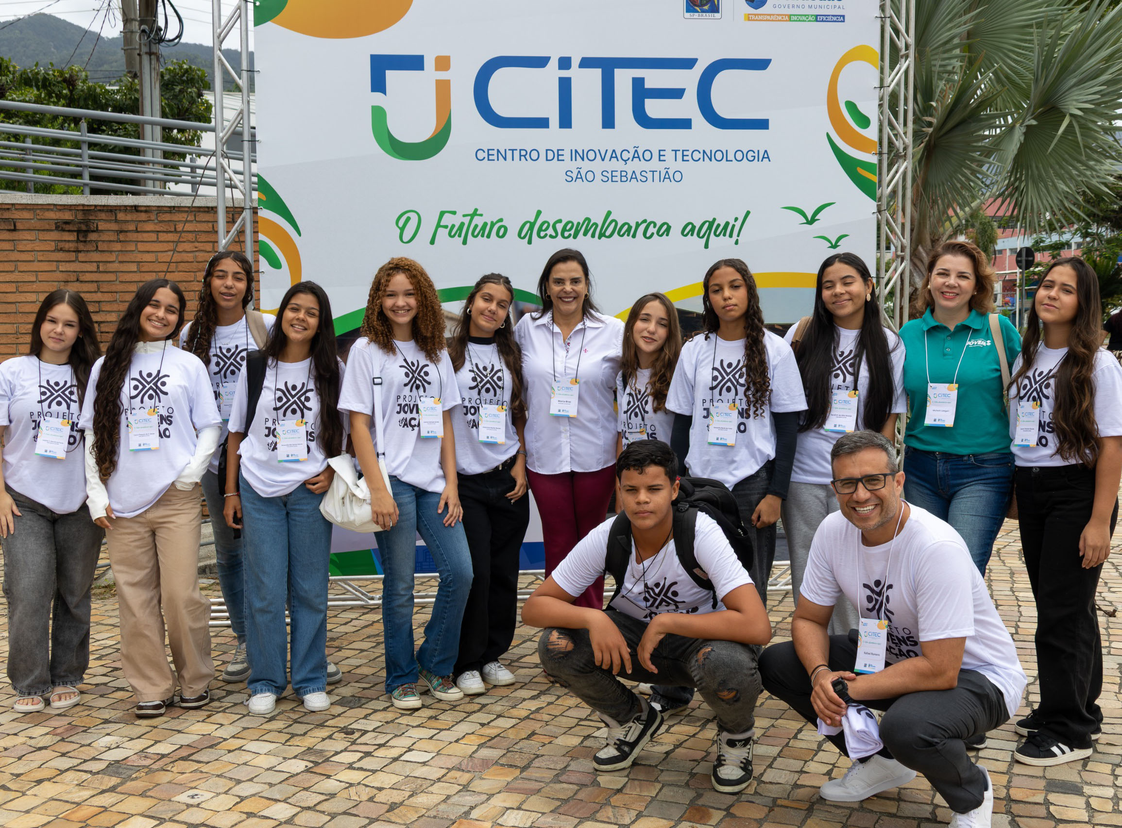 Vereadores do Parlamento Jovem se divertem enquanto escolas caiem