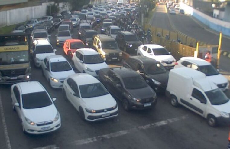 Demora nas travessias do litoral paulista na manhã de sexta