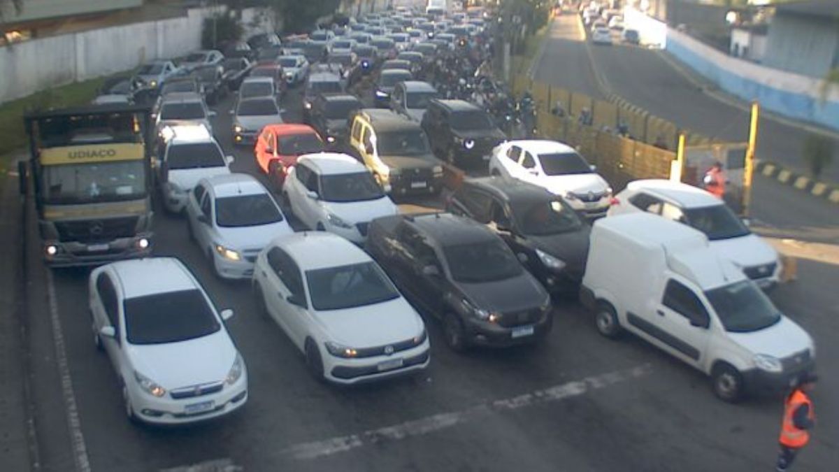 Demora nas travessias do litoral paulista na manhã de sexta