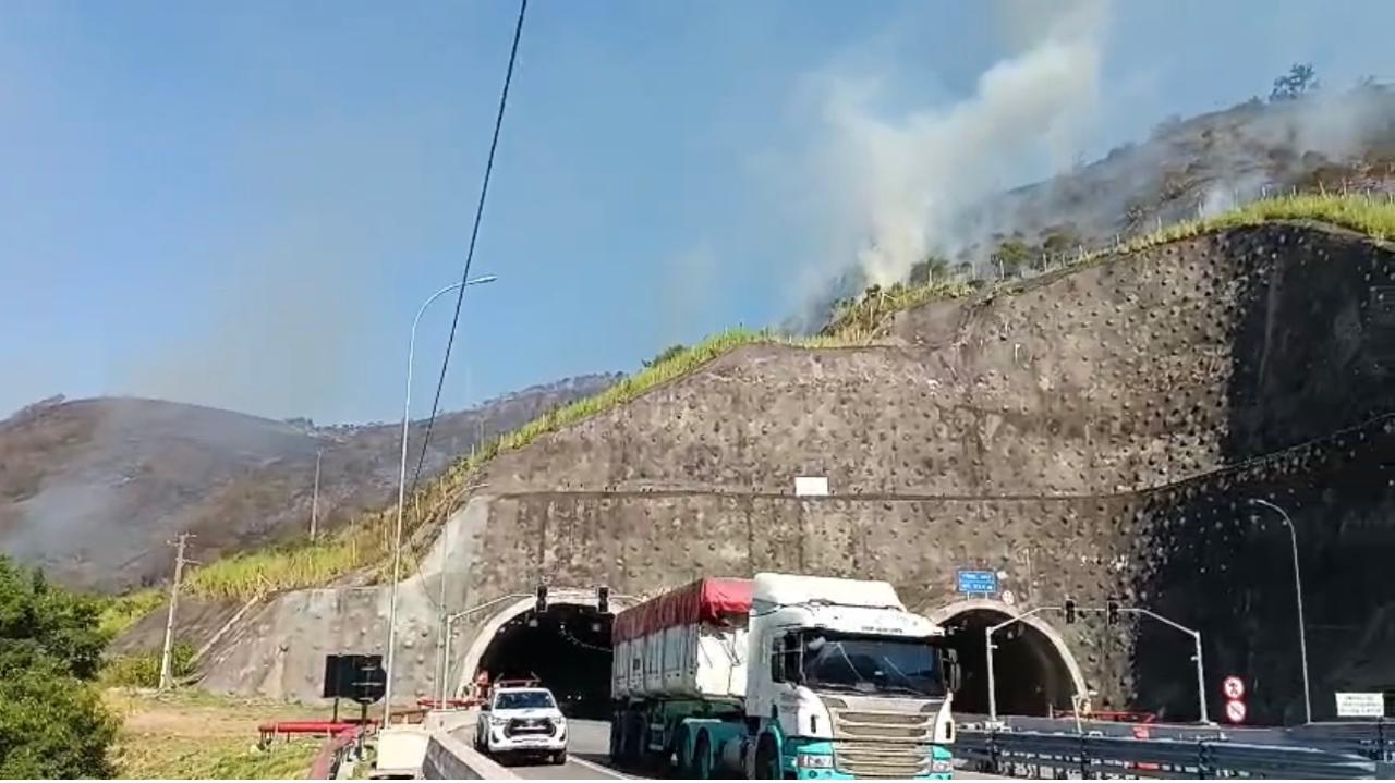 Incêndio de grandes proporções assusta moradores em São Sebastião