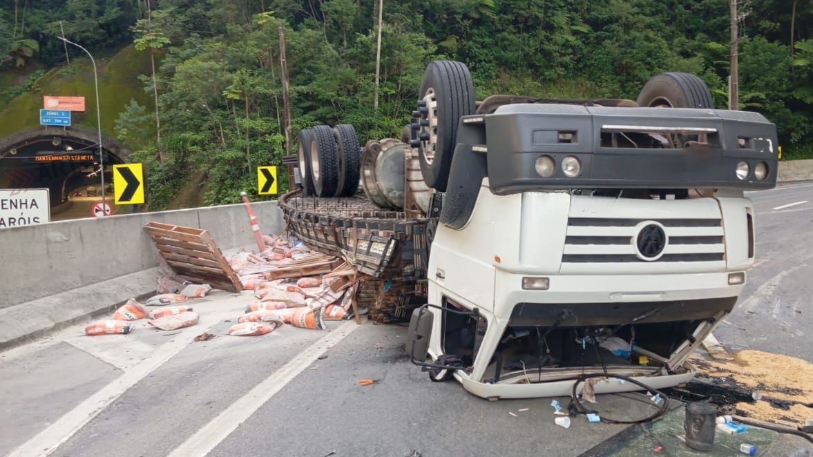 Caminhão tomba e bloqueia trecho da Tamoios no sentido litoral