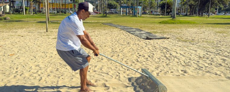 Praia de Caraguatatuba ganha reforço na limpeza