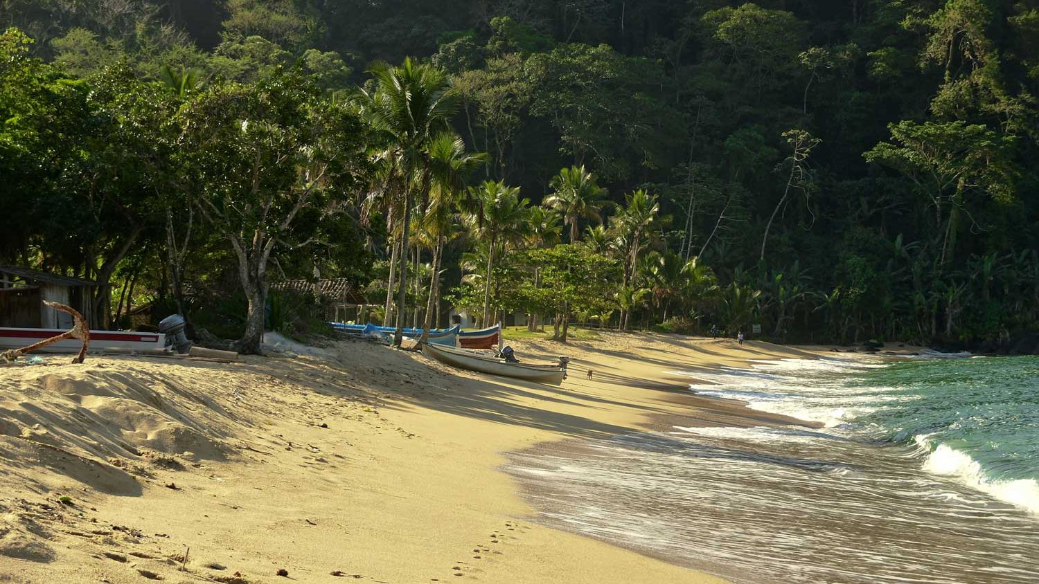 Praia Vermelha, onde o silêncio e o mar definem a experiência