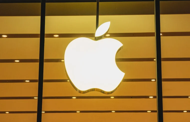 Apple, aos 50 anos, atravessa transição da IA apostando no que deu certo no passado