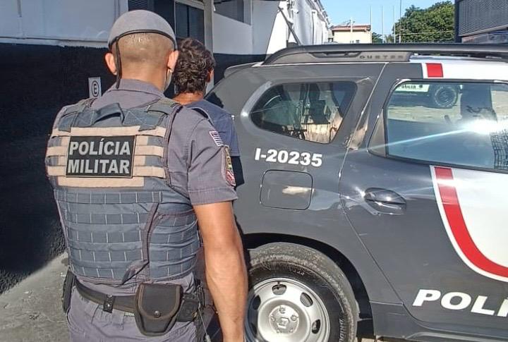 Adolescente defende a mãe e também é agredido