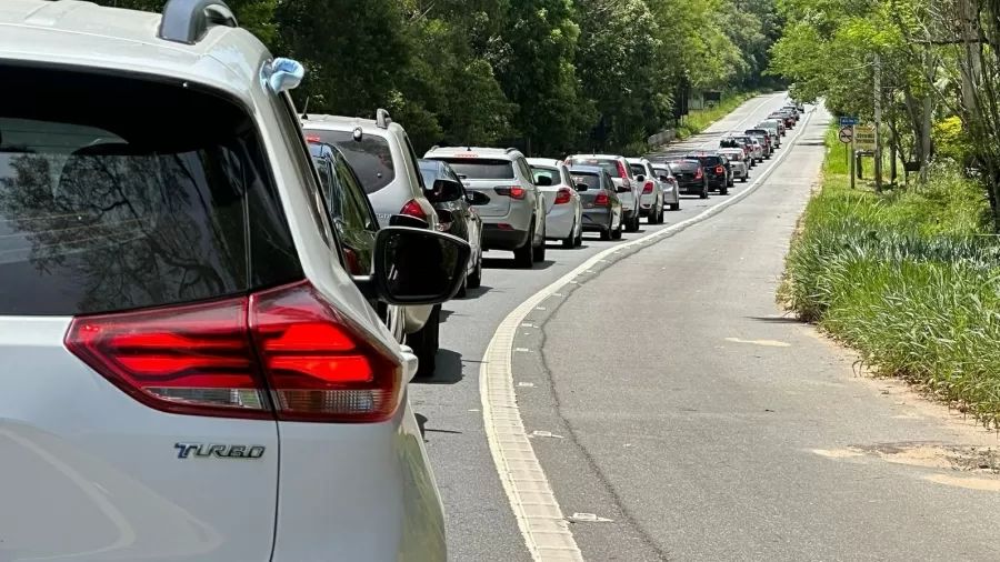 Feriado de Tiradentes movimenta rodovias de Ubatuba