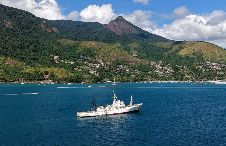 Navio ativista visita ilhabela
