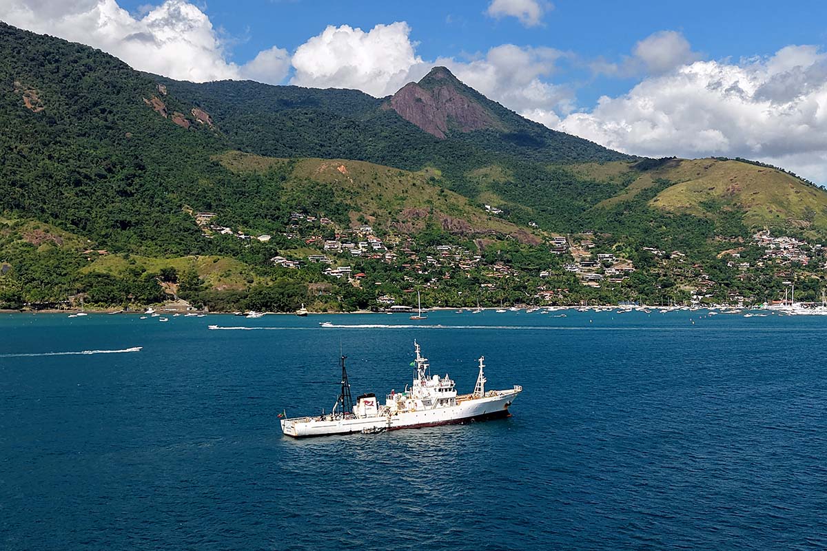 Navio ativista visita ilhabela