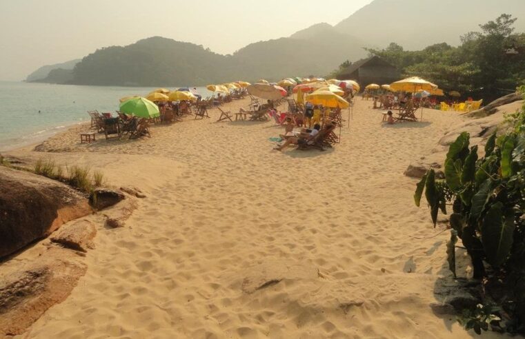 Praia do Prumirim em Ubatuba combina mar e cachoeira