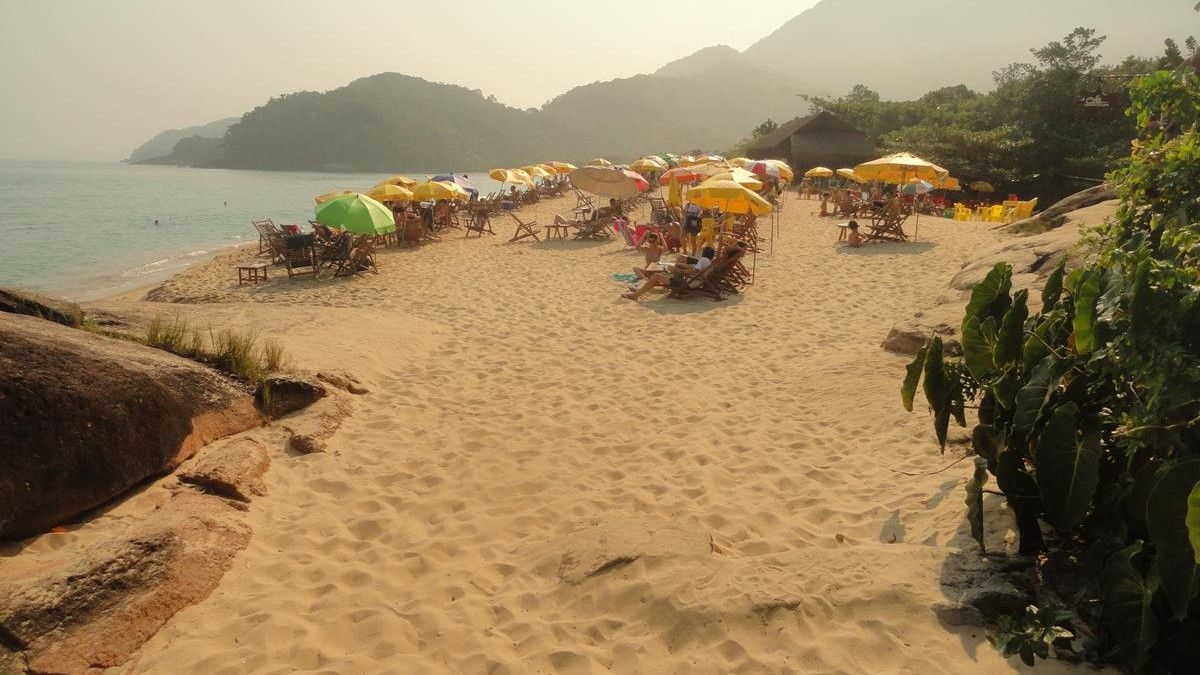 Praia do Prumirim em Ubatuba combina mar e cachoeira