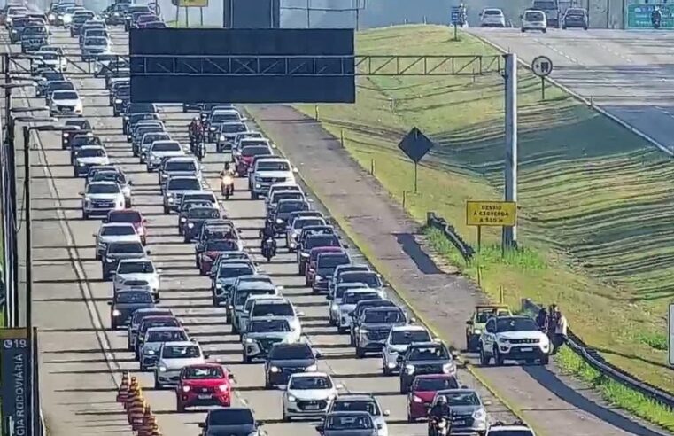 Tráfego lento na rodovia do litoral de SP