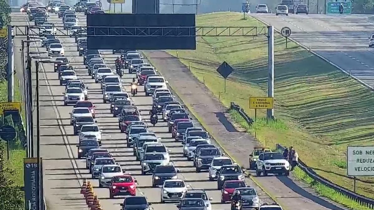 Tráfego lento na rodovia do litoral de SP