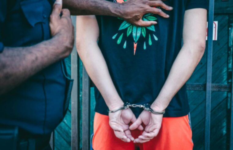 Foragido por não pagar pensão é preso por tráfico