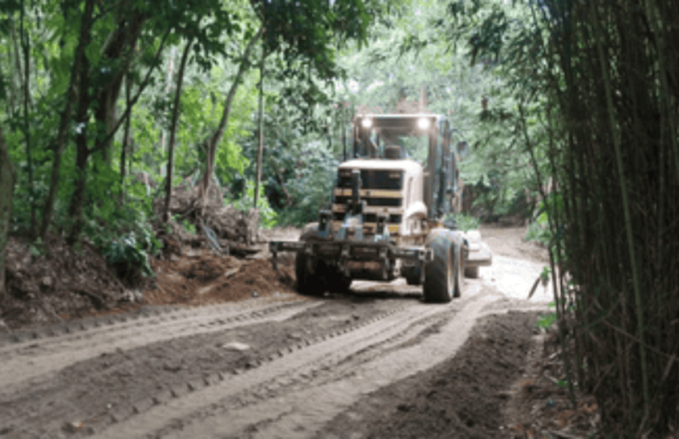 Ilhabela melhora estrada da Cocaia com manutenção intensa