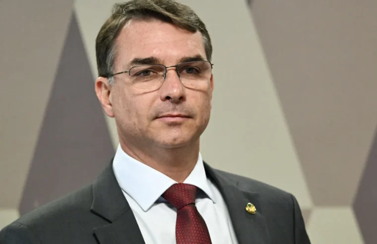 Flávio Bolsonaro viajou com família para Flórida e Rio em jatinhos emprestados por empresários