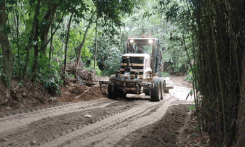 Ilhabela melhora estrada da Cocaia com manutenção intensa