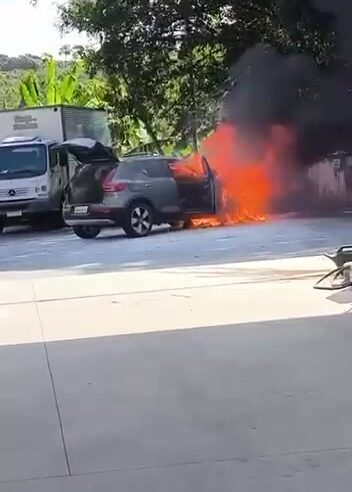 Incêndio destrói veículo no estacionamento de posto Neblina