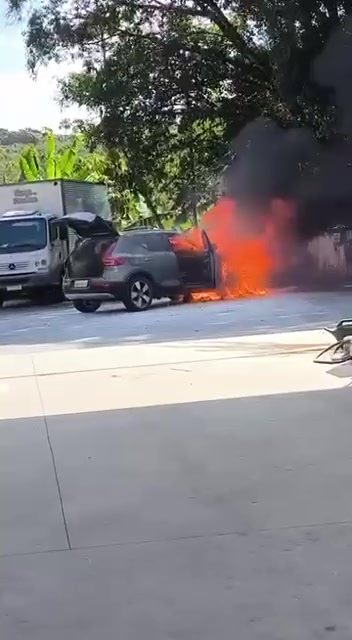 Incêndio destrói veículo no estacionamento de posto Neblina