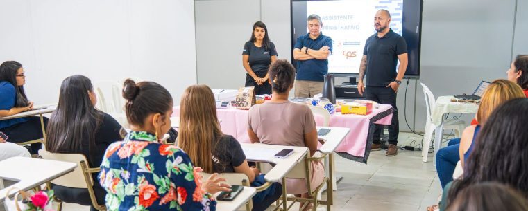 Alunos recebem certificação em curso de Assistente Administrativo
