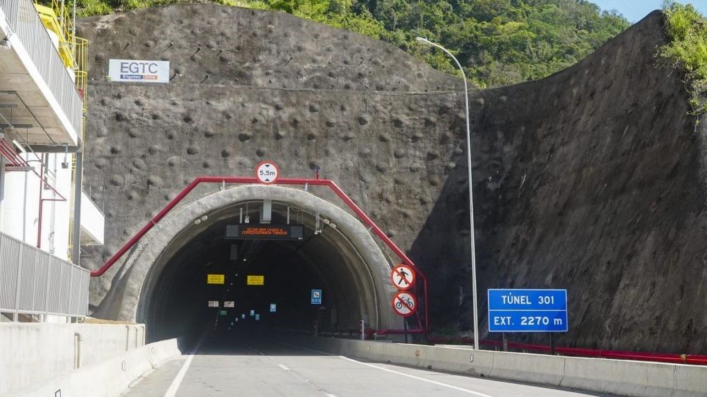 Tráfego em mão dupla por pista alternativa em Caraguatatuba