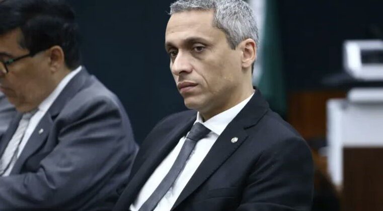 STF torna Gayer réu por postagem