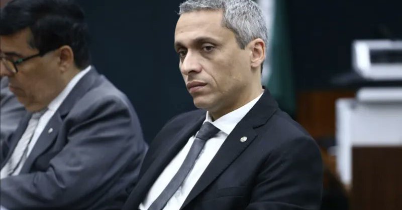 STF torna Gayer réu por postagem