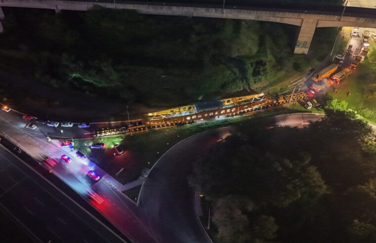 Carga gigante é transportada para Porto de São Sebastião