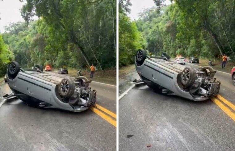 Carro capota e interdita parte da Rio-Santos