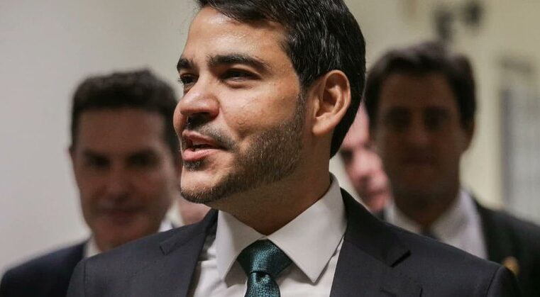 Messias afirma cumprir lei sobre casamento homoafetivo