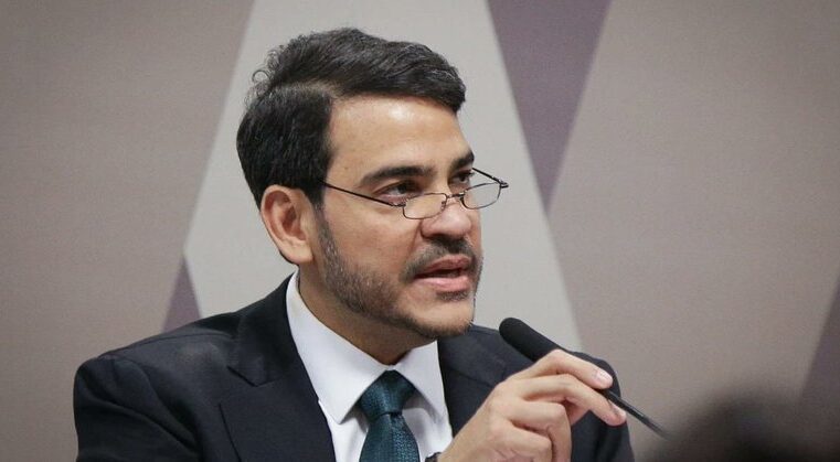 Messias promete não ativar aborto e não votará