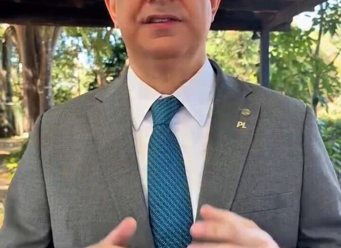 Líder do PL justifica abraço como educação