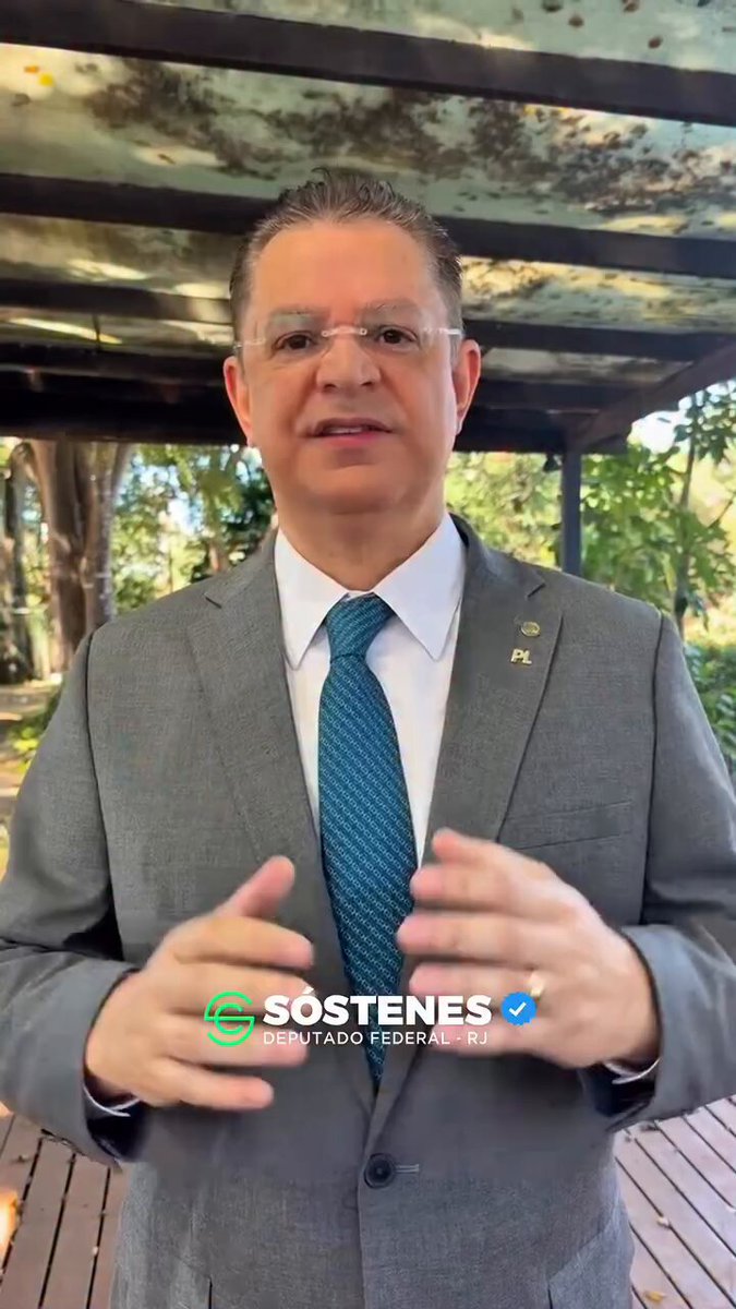 Líder do PL justifica abraço como educação