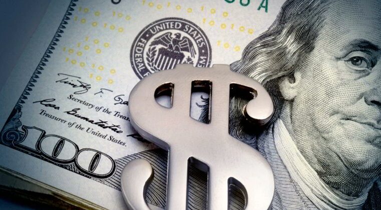 Dólar sobe e Bolsa afunda com petróleo