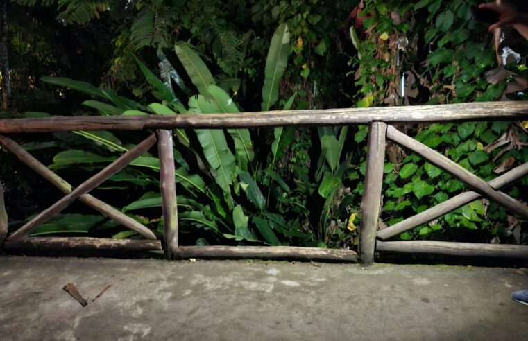 Criança cai em área de esgoto após ponte