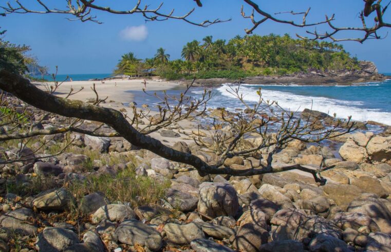 Praia de Calhetas oferece mar calmo e divide caminho com trilha para cachoeira