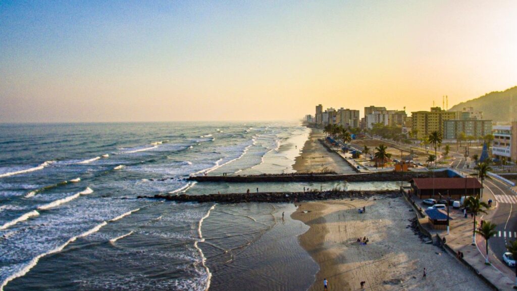 Praia do Centro em Mongaguá é destino de veraneio