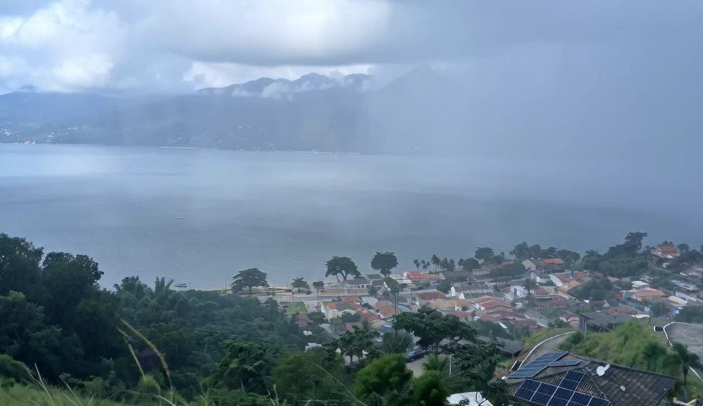 Frente fria traz chuva e frio ao Litoral Norte