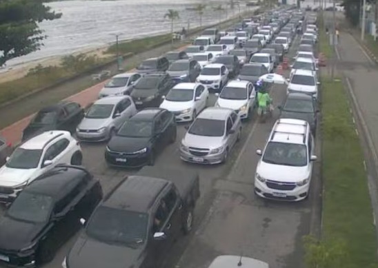 Fila da balsa chega a 10 horas