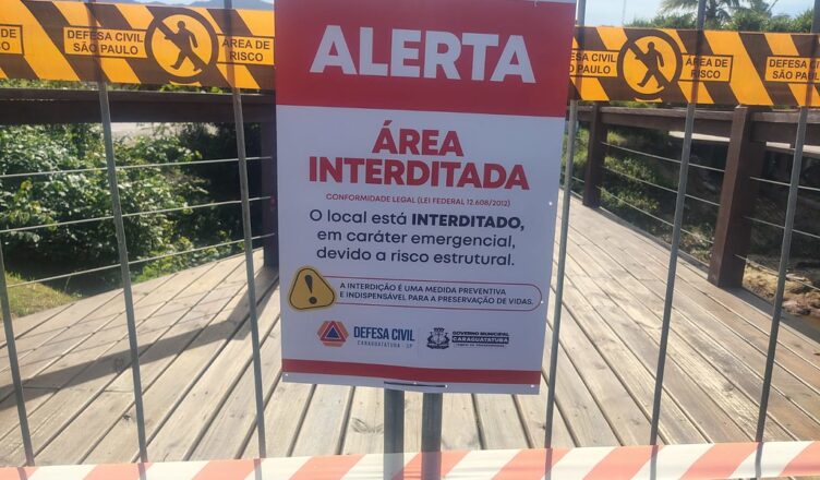 Prefeitura interdita deck de madeira na orla da praia