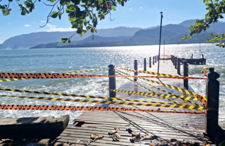 Ressaca no mar interdita píer do Portinho em Ilhabela