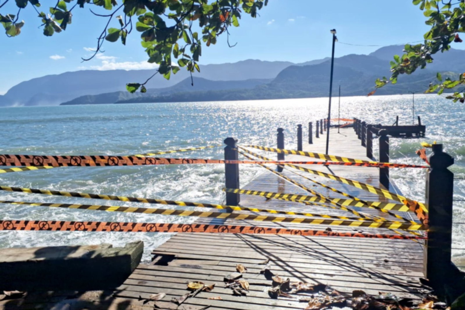 Ressaca no mar interdita píer do Portinho em Ilhabela