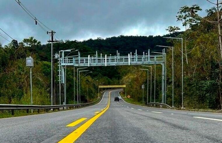 Tráfego flui na Rodovia Mogi-Bertioga
