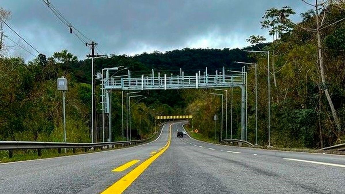 Tráfego flui na Rodovia Mogi-Bertioga