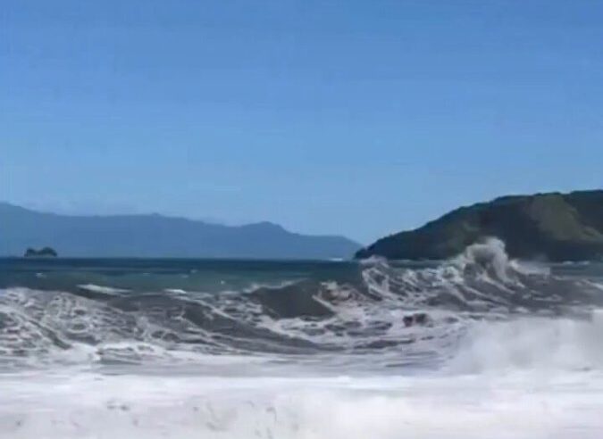 Mar agitado provoca fortes ondas em Ubatuba