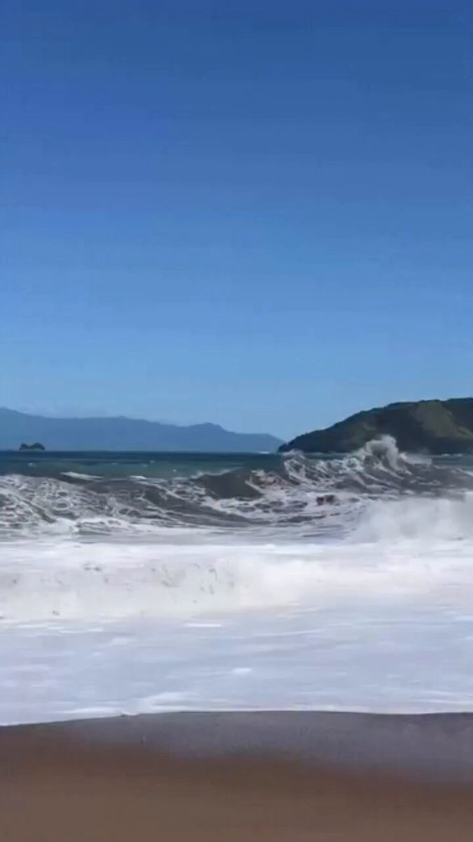 Mar agitado provoca fortes ondas em Ubatuba