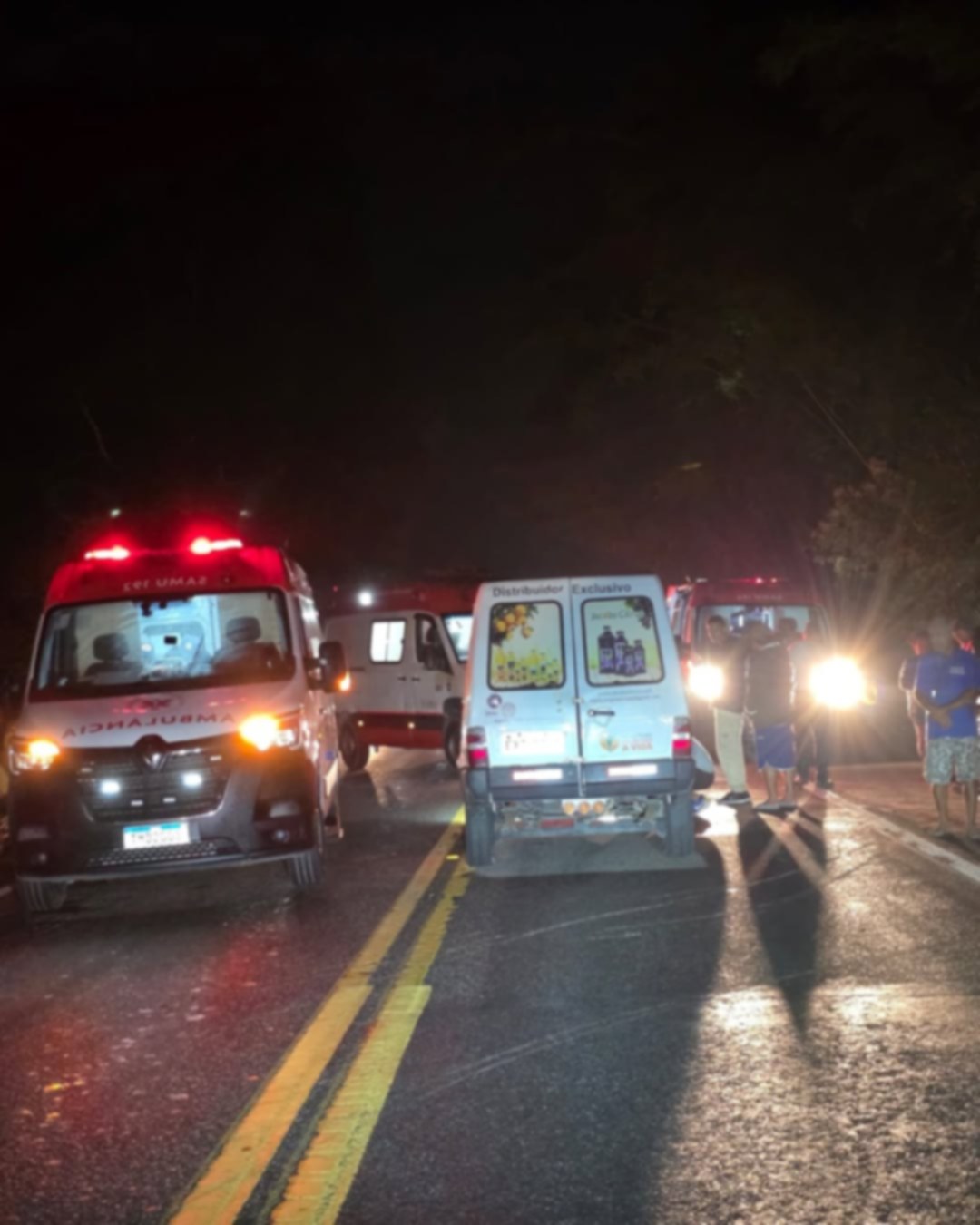Duas crianças e um homem são atropelados por carro